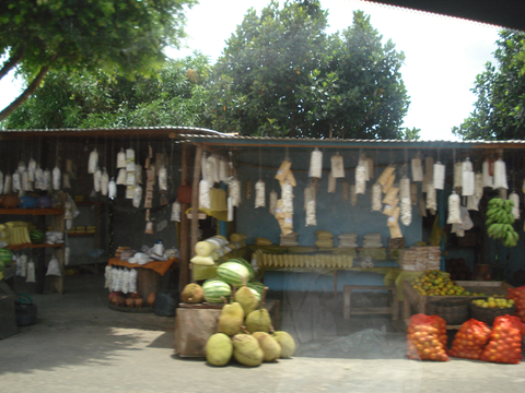 Aqui o trânsito parava pra galera comprar coisas, no meio da estrada.